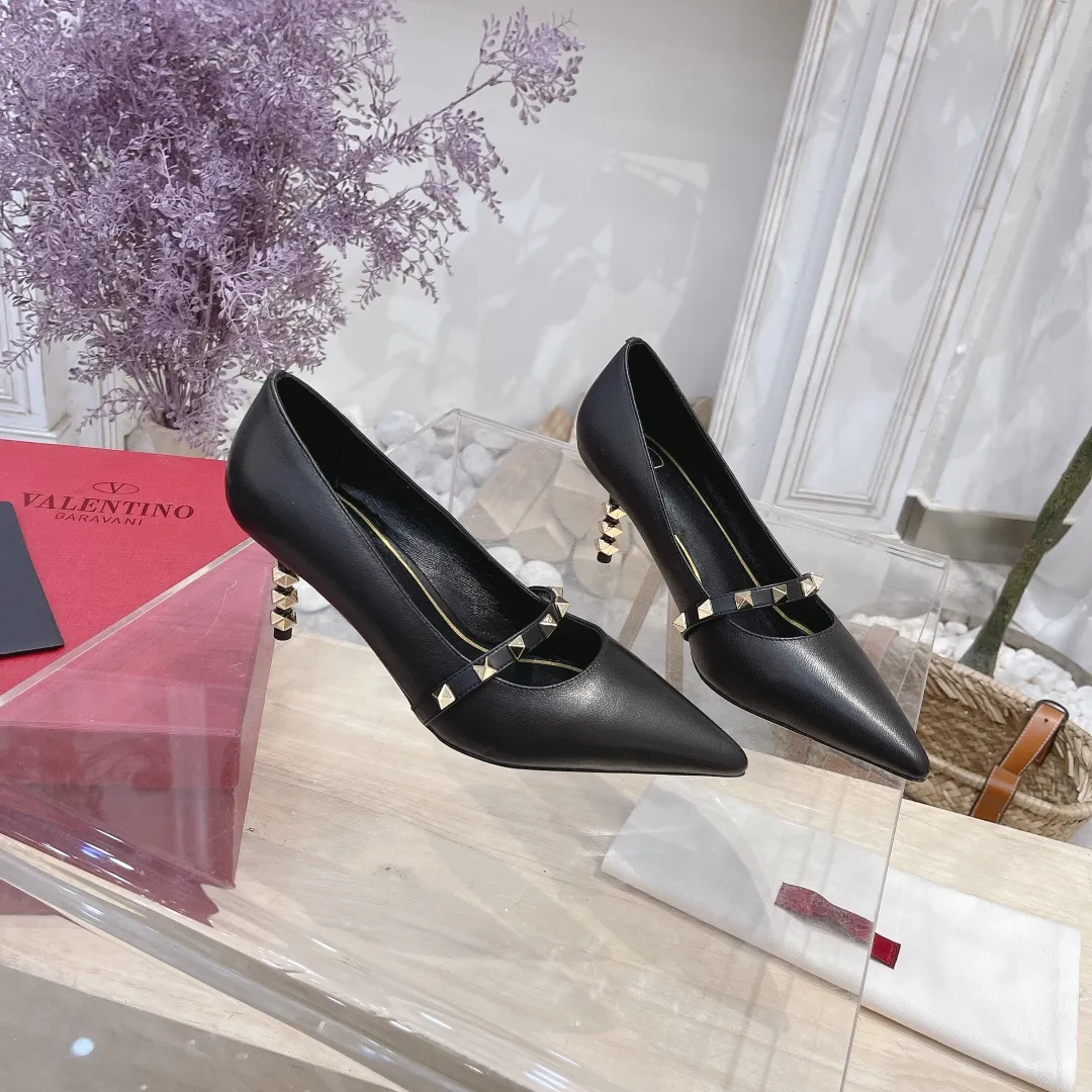💕💕Factory direct selling price p440💕💕 Genuine leather sole +40 🆕Valentino. Valentino👑👑Latest series in the counter, the highest version, perfect details, very eye-catching catwalk series launched, V family’s hot rivet elements, luxurious and gorgeous! Various colors can be matched with beautiful clothes in spring and summer. There are many choices🎉🎉Exquisite and durable. It is copied at 1:1 of the original product. The upper foot is very pedicure-like. The key point is that it is very good and easy to control. It does not grind the feet and does not tire the feet. It is a walking artifact. The last shape is completely compared to the counter. The details are perfect. Without the original version, it would not be so exquisite! (Note! The heel shape and height are exclusively molded according to the original version, and are not randomly substituted by the market🐂) The color and texture of the fasteners are consistent with the original version! 🔺Fabric: Imported sheepskin, 🔺Lining: According to the original high-gloss imported sheepskin lining 🔺6 colors to choose from: black ➕black belt, black ➕white belt, pink, burgundy, white, apricot 🔺Number of yards: 35 to 42 yards (42 yards are not exchanged) 🔺Heel height: 7cm Rubber sole Genuine leather sole +40